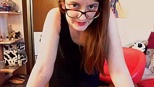 la tua mistress italiana schiaccia la tua faccia con i piedi sporchi