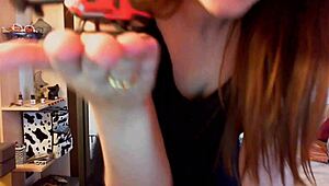 la tua mistress italiana schiaccia la tua faccia con i piedi sporchi