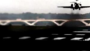 Gadis hooter blonde dengan tits besar hisap kote hitam besar untuk wang dalam aksi blowjob interracial!