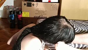 Chica esclava gótica lamiendo pies sucios y chupando dedos en sumisión