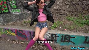 뜨거운 브루넷 제이드 아모어가 거리에서 마틴 자지 타고 정액 삼켜 돈 받음