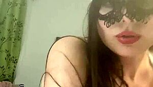 Emma Kohn heiluttaa isoja luonnollisia tissejään viettelevästi