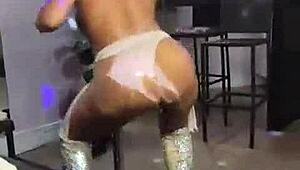 برونا فيراز تتجنن في عروضي الحية، كلها على الأحمر