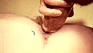 Vintage tmavá lampa sekretárka odhaľuje chlpatú zrelú šarmu.