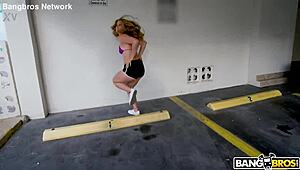 Najdzikszy tyłek ever ssie głęboko i bierze wytrysk na wygoloną blond cipkę