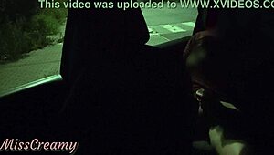 Žena prši in jebe voyeurja na parkirišču! 😲