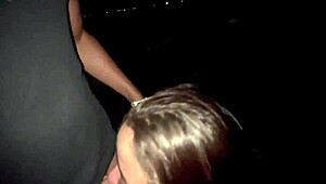 eu e meus amigos comemos a putinha dos peitos no meio da rua com voyeurs batendo punheta