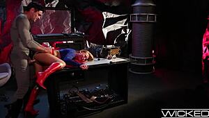 Ondskabsfulde superhelte slikker og knepper i sjusket lesbisk action