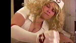 Har du sett bustete brunette som blond sykepleier suger pasientkuk for lindring?