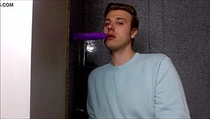 Modell fiú mélyen szopja a farkadat