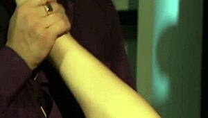 elle explore sa sexualité jeune et curieuse