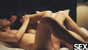 Lesbe Rothaarige leckt Freundinnen große natürliche Titten zum Orgasmus