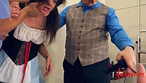 Hey, vil du se Gia Page servere øl med sin røv før hård anal?