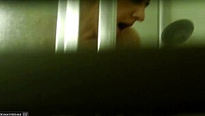 Gizli kamera sıska oda arkadaşını banyoda yakalıyor