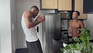 dotado vai pedir agua na casa do amigo para refrescar e acaba mentendo a pica nele