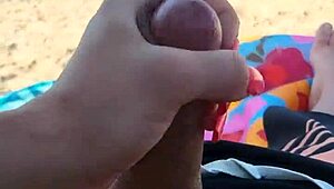 Карам го да свърши с ръчна на обществен плаж докато свърши