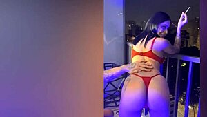 Buším tu divokou Brazilku na balkoně až do vyvrcholení