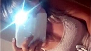 Chica squirt graba su orgasmo de coño mojado en reflejo del espejo
