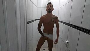 Gabriel Victor, the pauzudo stud, gets wild and bareback outdoors