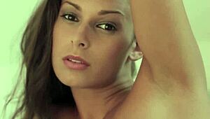 Уау, стегнатата 18+ модел Lia Taylor се съблича да покаже горещото си дупе