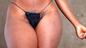 Jeg tror ikke hvor hardcore denne afrikanske amatørpornoen blir med små 18+ pupper