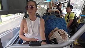 Titta, tjejen åker buss med bara bröst blottade!