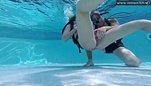 Hej, Minnie Manga právě vzala ten pták pod vodou jako úplná šampionka! 🏊‍♀️