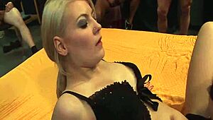 Napaljene cice se bacaju u pravo gangbang jebanje sa divljom akcijom