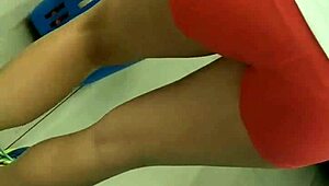 Look at this hot girl’s tight shorts hugging her nice ass in the market!