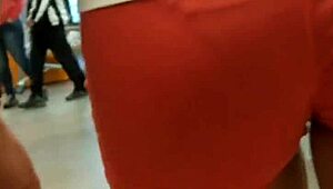 Look at this hot girl’s tight shorts hugging her nice ass in the market!