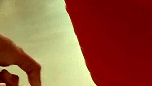 Look at this hot girl’s tight shorts hugging her nice ass in the market!