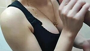 Horúca latinská milf prehltne nálož svojho nevlastného syna v kuchyni. Prvýkrát sa roztočí s veľkými cicmi