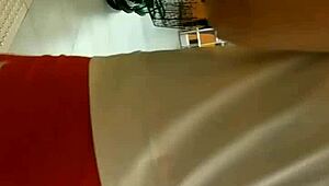 Look at this hot girl’s tight shorts hugging her nice ass in the market!