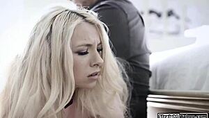 ¿Te pones duro al azotar mi coño apretado?