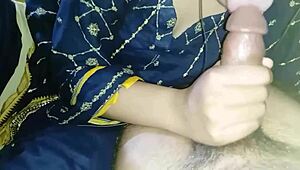 Indyjska bhabhi głodna spermy, ssie głęboko wielkiego kutasa. Da radę wszystko połknąć?