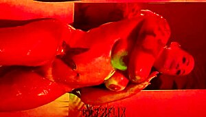 olha o tamanho desse pau gigante entrando no meu cu e me enchendo de leitinho