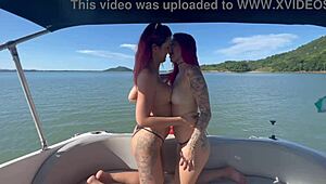 Small natural tits on amateur babe during balloon play