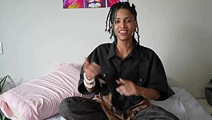 Tattooerad brasiliansk bodybuilder-sångerska kysser och knullar söt muskulös assistent på fotosession