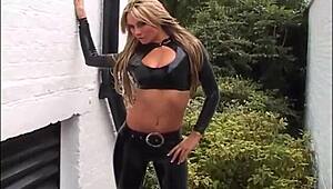 Blondă latex Amanda defilează afară în cauciuc strâns și cizme înalte cu toc
