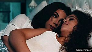 Красивая транссексуалка жёстко трахает девушку в горячей встрече