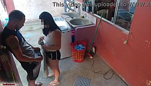 Шефът си отиде, слугинята не устоя на твърдия ми кур по време на тренировка