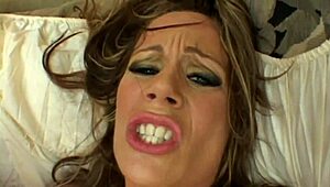 Pani pragnie młodego kutasa do ostrego głębokiego gardła