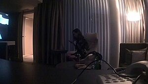 俺のちっちゃい18+女とヤッてるのに年上野郎がコソコソ覗いてくる