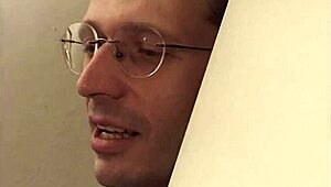 Desiderio intenso della nonna per il gioco vintage italiano al culo