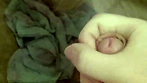 Teen gropes and masturbates fast