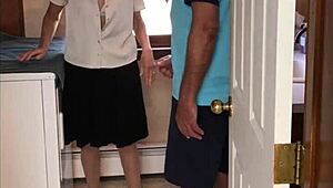 Секси милф се предава на съседското момче докато пере. Химията им припламва в тясно пространство.