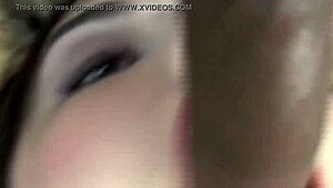 젊은 베이비가 강렬한 블로잡이랑 박기를 대담하게 받아