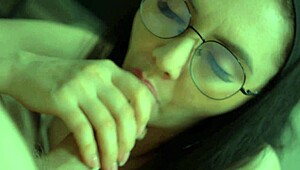 Развратната съпруга поглъща кур за мръсна сперма в гърлото