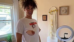 Сърфистка заварена мама води непознат вкъщи след плажни забавления.