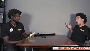 Ей, виждаш ли как мускулестият охранител гол бива чука мъжа след горещ минет?